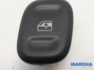 Gebruikte Elektrisch Raam Schakelaar Fiat Panda/Pandina (312) 1.2 69 Prijs € 10,00 Margeregeling aangeboden door Maresia Parts