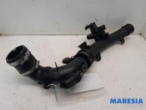 Gebruikte Intercooler Buis Peugeot 208 I (CA/CC/CK/CL) 1.2 12V e-THP PureTech 110 Prijs € 39,50 Margeregeling aangeboden door Maresia Parts