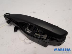 Gebruikte Schuifdeurgreep rechts Peugeot Expert (V1/VA/VB/VE/VF/VT/VY) 1.6 Blue HDi 95 16V Prijs € 48,40 Inclusief btw aangeboden door Maresia Parts