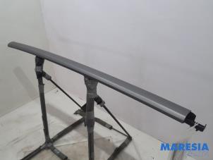 Gebruikte Daklijst rechts Citroen C4 Grand Picasso (3A) 1.6 BlueHDI 115 Prijs € 65,00 Margeregeling aangeboden door Maresia Parts