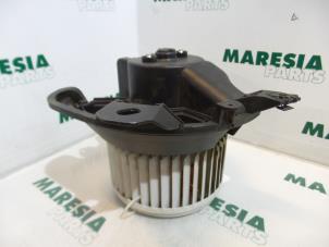 Gebruikte Kachel Ventilatiemotor Fiat Grande Punto (199) 1.2 Prijs € 25,00 Margeregeling aangeboden door Maresia Parts