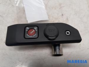 Gebruikte 12 Volt aansluiting Peugeot Expert (V1/VA/VB/VE/VF/VT/VY) 1.6 Blue HDi 95 16V Prijs € 30,19 Inclusief btw aangeboden door Maresia Parts