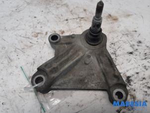 Gebruikte Versnellingsbak Steun Renault Grand Scénic II (JM) 2.0 16V Prijs € 34,95 Margeregeling aangeboden door Maresia Parts