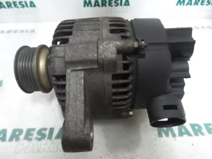 Dynamo van een Fiat Brava (182B) 1.6 16V 1996