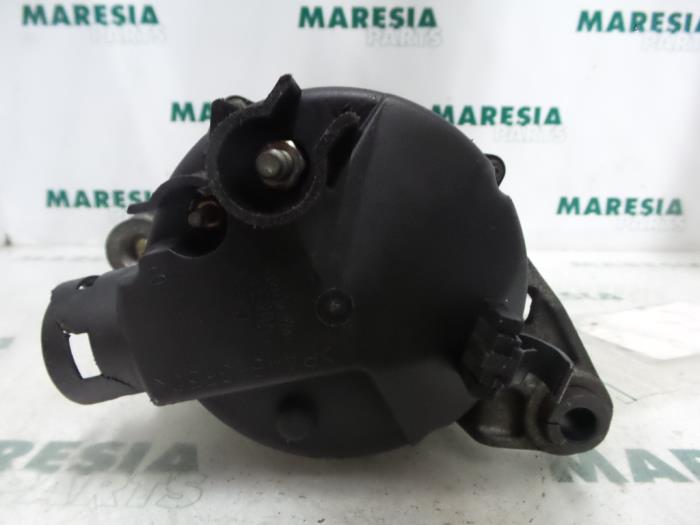 Dynamo van een Fiat Brava (182B) 1.6 16V 1996