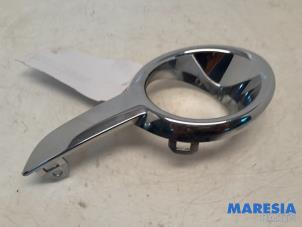 Gebruikte Afdekplaat mistlamp links Peugeot 208 I (CA/CC/CK/CL) 1.4 16V Prijs € 15,00 Margeregeling aangeboden door Maresia Parts