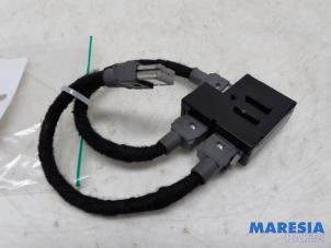 Gebruikte Multimedia aansluiting Peugeot 208 I (CA/CC/CK/CL) 1.2 Vti 12V PureTech 82 Prijs € 19,95 Margeregeling aangeboden door Maresia Parts