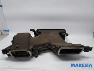 Gebruikte Kachelhuis Renault Trafic New (FL) 2.5 dCi 16V 145 Prijs € 254,10 Inclusief btw aangeboden door Maresia Parts