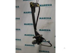 Gebruikte Ruitmechaniek 4Deurs rechts-voor Renault Megane (BA) 1.9D RN,RT Prijs € 19,99 Margeregeling aangeboden door Maresia Parts