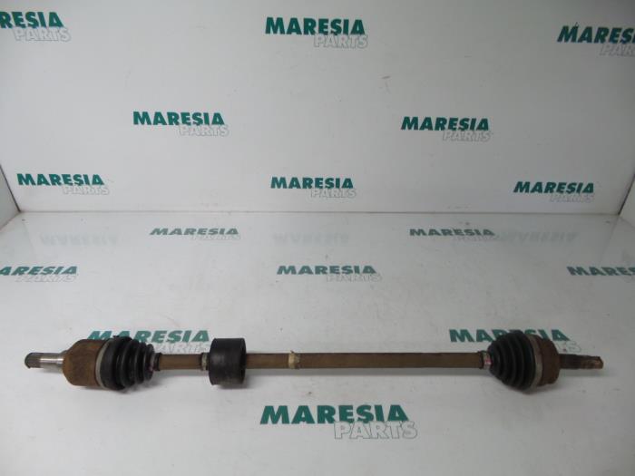 Gebruikte Aandrijfas rechts-voor Fiat Bravo (182A) 1.2 16V Prijs € 30,00 Margeregeling aangeboden door Maresia Parts