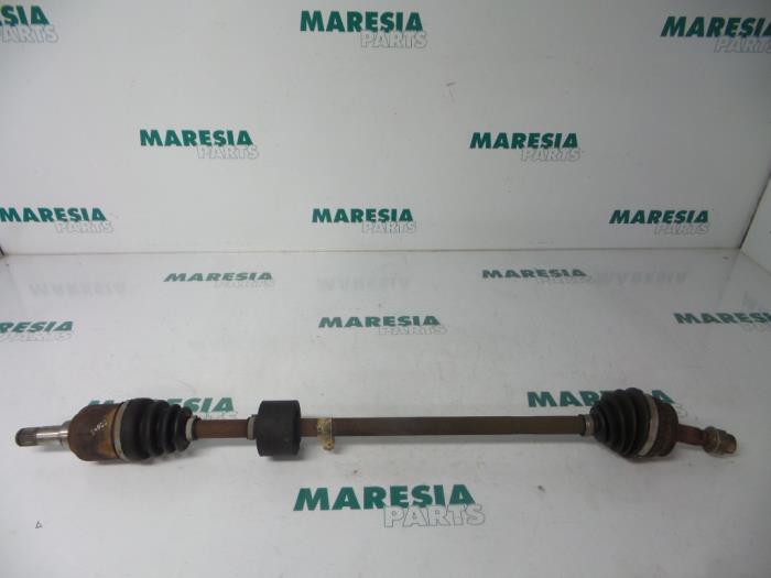 Gebruikte Aandrijfas rechts-voor Fiat Bravo (182A) 1.2 16V Prijs € 30,00 Margeregeling aangeboden door Maresia Parts