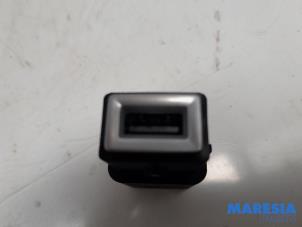 Gebruikte AUX/USB aansluiting Citroen C4 Berline (BA/BB/BC) ë-C4 50 kWh Prijs € 14,99 Margeregeling aangeboden door Maresia Parts