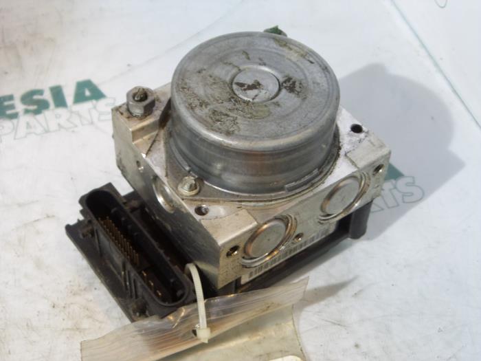 Gebruikte ABS Pomp Renault Scénic II (JM) 1.5 dCi 105 FAP Prijs € 49,95 Margeregeling aangeboden door Maresia Parts