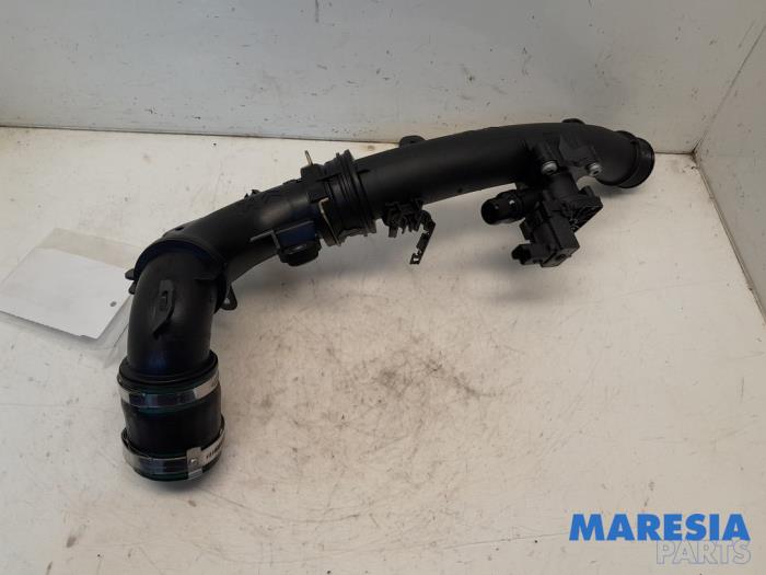 Gebruikte Intercooler Buis Citroen C4 Cactus (0B/0P) 1.2 PureTech 110 12V Prijs € 39,50 Margeregeling aangeboden door Maresia Parts