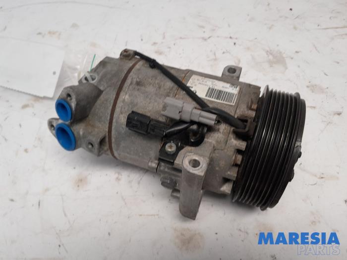 Gebruikte Aircopomp Renault Captur I (2R) 1.2 TCE 16V EDC Prijs € 75,00 Margeregeling aangeboden door Maresia Parts