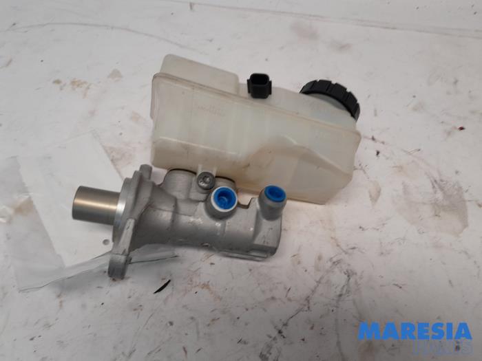 Gebruikte Hoofdremcilinder Renault Captur I (2R) 1.2 TCE 16V EDC Prijs € 19,99 Margeregeling aangeboden door Maresia Parts