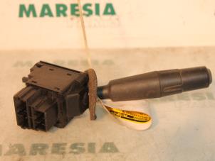 Gebruikte Knipperlicht Schakelaar Peugeot 306 (7A/C/S) 1.4 XN,XR,XA,XRA Prijs € 25,00 Margeregeling aangeboden door Maresia Parts
