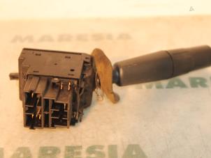 Gebruikte Knipperlicht Schakelaar Peugeot 306 (7A/C/S) 1.4 XN,XR,XA,XRA Prijs € 25,00 Margeregeling aangeboden door Maresia Parts