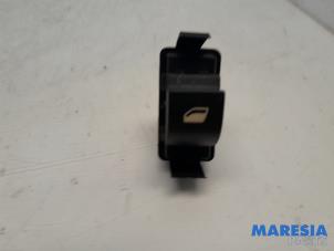 Gebruikte Elektrisch Raam Schakelaar Citroen C5 III Berline (RD) 2.0 16V Prijs € 15,00 Margeregeling aangeboden door Maresia Parts