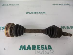Gebruikte Aandrijfas links-voor Lancia Dedra 1.9 Tds +Kat. Prijs € 50,00 Margeregeling aangeboden door Maresia Parts