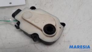 Gebruikte Luchtgeleider Renault Captur (2R) 1.2 TCE 16V EDC Prijs € 50,00 Margeregeling aangeboden door Maresia Parts