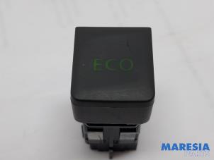 Gebruikte Schakelaar Renault Captur (2R) 1.2 TCE 16V EDC Prijs € 10,00 Margeregeling aangeboden door Maresia Parts