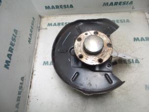 Gebruikte Fusee links-achter Alfa Romeo 147 (937) 1.9 JTD 16V Prijs € 35,00 Margeregeling aangeboden door Maresia Parts