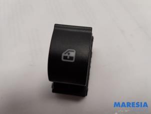 Gebruikte Schakelaar Elektrisch Raam Fiat Punto III (199) 0.9 TwinAir Turbo 100 Prijs € 10,00 Margeregeling aangeboden door Maresia Parts