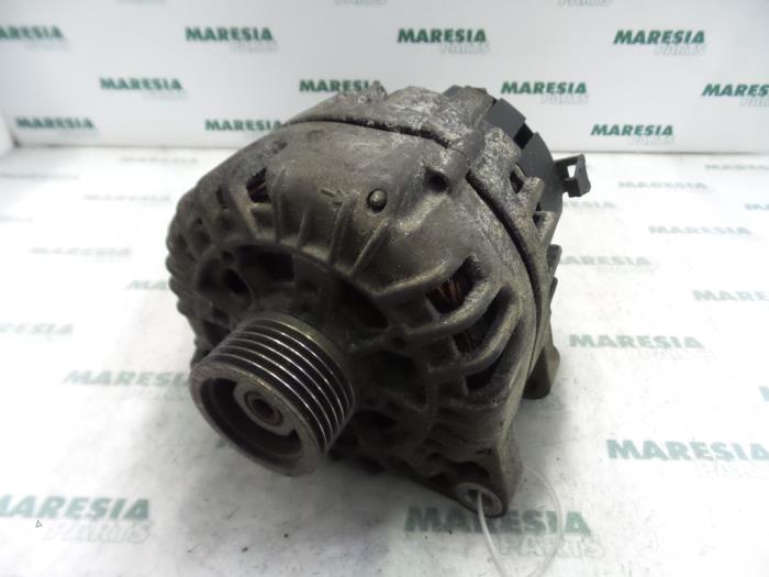 Gebruikte Dynamo Renault Laguna II Grandtour (KG) 3.0 V6 24V Prijs € 35,00 Margeregeling aangeboden door Maresia Parts