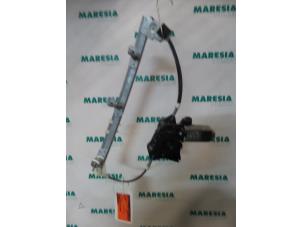 Gebruikte Ruitmechaniek 4Deurs links-voor Alfa Romeo 156 (932) 1.6 Twin Spark 16V Prijs € 25,00 Margeregeling aangeboden door Maresia Parts