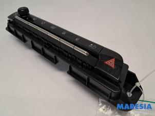 Gebruikte Kachel Bedieningspaneel Citroen C5 Aircross I (A4/AC/AJ/AR) 1.6 Hybrid 225 16V Prijs € 169,39 Inclusief btw aangeboden door Maresia Parts