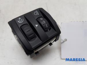 Gebruikte Schakelaar Koplamp Ihv Renault Clio III (BR/CR) 1.4 16V Prijs € 15,00 Margeregeling aangeboden door Maresia Parts