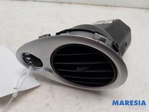 Gebruikte Luchtrooster Dashboard Renault Clio III (BR/CR) 1.4 16V Prijs € 15,00 Margeregeling aangeboden door Maresia Parts
