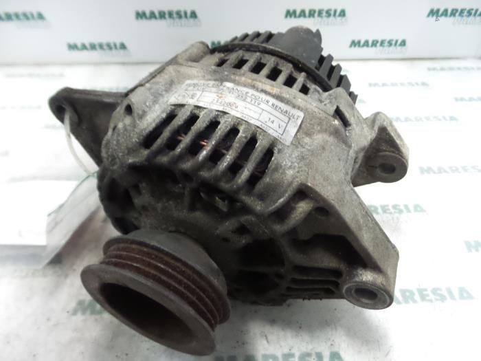 Gebruikte Dynamo Renault Safrane I 2.2i Si 8V Prijs € 50,00 Margeregeling aangeboden door Maresia Parts
