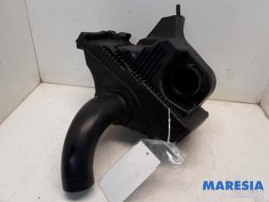 Gebruikte Luchtfilterhuis Renault Clio III (BR/CR) 1.4 16V Prijs € 22,50 Margeregeling aangeboden door Maresia Parts