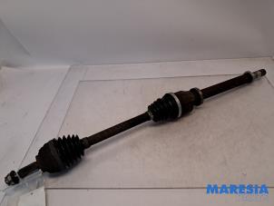 Gebruikte Aandrijfas rechts-voor Renault Clio III (BR/CR) 1.4 16V Prijs € 40,00 Margeregeling aangeboden door Maresia Parts