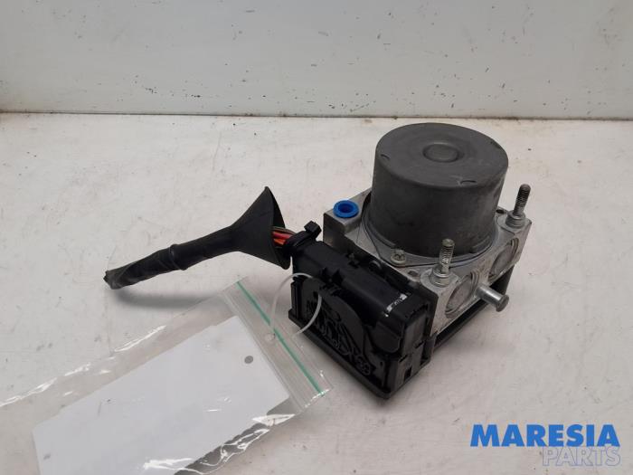 Gebruikte ABS Pomp Renault Clio III (BR/CR) 1.4 16V Prijs € 65,00 Margeregeling aangeboden door Maresia Parts