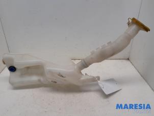 Gebruikte Ruitensproeiertank voor Renault Clio III (BR/CR) 1.4 16V Prijs € 40,00 Margeregeling aangeboden door Maresia Parts