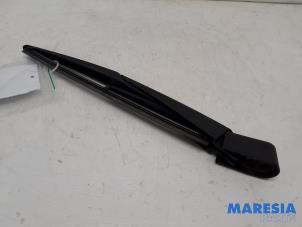 Gebruikte Ruitenwisserarm achter Peugeot 308 SW (L4/L9/LC/LJ/LR) 1.6 BlueHDi 120 Prijs € 15,00 Margeregeling aangeboden door Maresia Parts