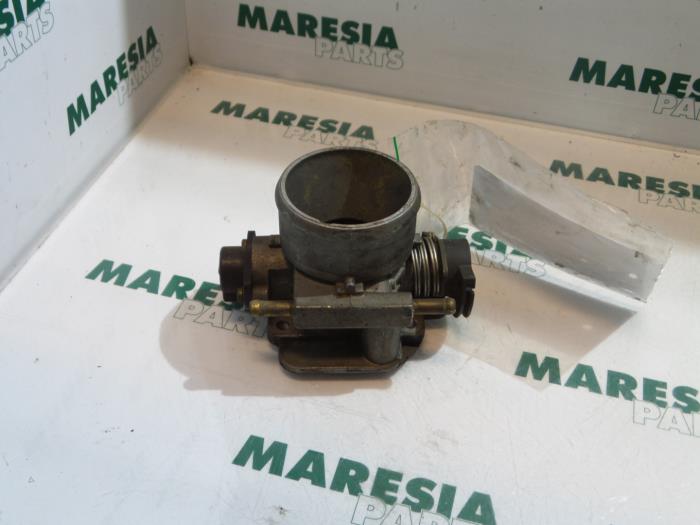 Gebruikte Gasklephuis Fiat Bravo (182A) 1.6 SX 16V Prijs € 40,00 Margeregeling aangeboden door Maresia Parts