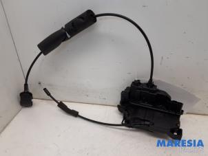 Gebruikte Deurslot Mechaniek 4Deurs rechts-achter Renault Scénic III (JZ) 2.0 16V CVT Prijs € 25,00 Margeregeling aangeboden door Maresia Parts