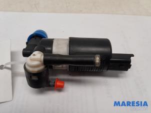 Gebruikte Ruitensproeierpomp achter Renault Scénic III (JZ) 2.0 16V CVT Prijs € 10,00 Margeregeling aangeboden door Maresia Parts