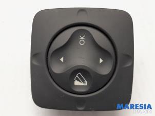 Gebruikte Bediening boordcomputer Renault Scénic III (JZ) 2.0 16V CVT Prijs € 15,00 Margeregeling aangeboden door Maresia Parts