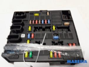 Gebruikte Zekeringkast Renault Scénic III (JZ) 2.0 16V CVT Prijs € 100,00 Margeregeling aangeboden door Maresia Parts