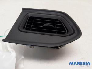 Gebruikte Luchtrooster Dashboard Renault Master III (MA/MB/MC/MD/MH/MF/MG/MH) 2.3 dCi 135 16V FWD Prijs € 27,23 Inclusief btw aangeboden door Maresia Parts