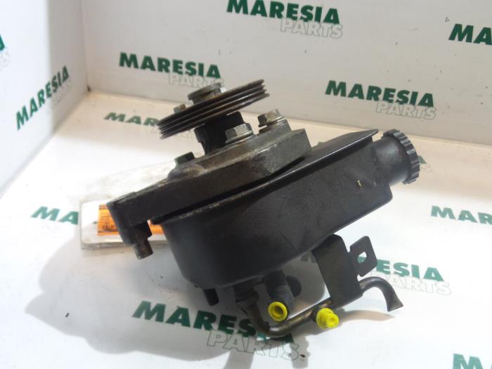 Gebruikte Servopomp Renault Clio (B/C57/357/557/577) 1.4i RN,RT Kat. Prijs € 40,00 Margeregeling aangeboden door Maresia Parts