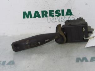 Gebruikte Knipperlicht Schakelaar Fiat Scudo (220Z) 1.6i Prijs € 25,00 Margeregeling aangeboden door Maresia Parts