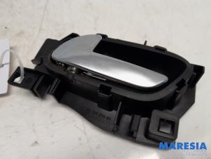 Gebruikte Deurgreep 4Deurs links-achter Peugeot 508 SW (8E/8U) 1.6 THP 16V Prijs € 25,00 Margeregeling aangeboden door Maresia Parts