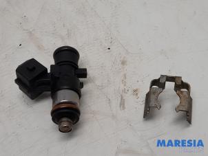 Gebruikte Injector (benzine injectie) Renault Twingo II (CN) 1.2 16V Prijs € 20,00 Margeregeling aangeboden door Maresia Parts