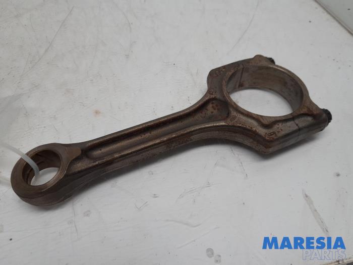 Gebruikte Drijfstang Citroen C4 Picasso (3D/3E) 1.6 16V THP 155 Prijs € 15,00 Margeregeling aangeboden door Maresia Parts